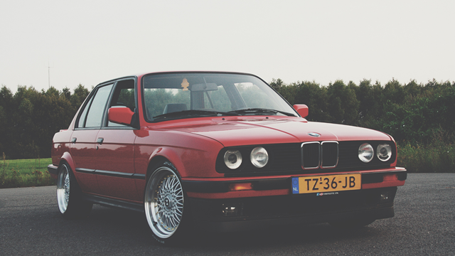 BMW E30 menjadi mobil tua keren yang sangat populer hingga saat ini.